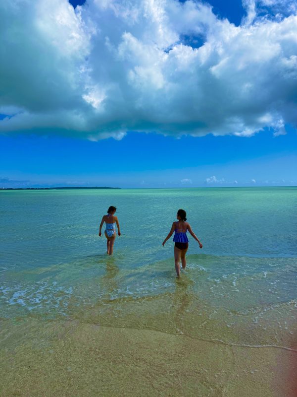 宮古島のユニの浜で女性が二人写っている写真