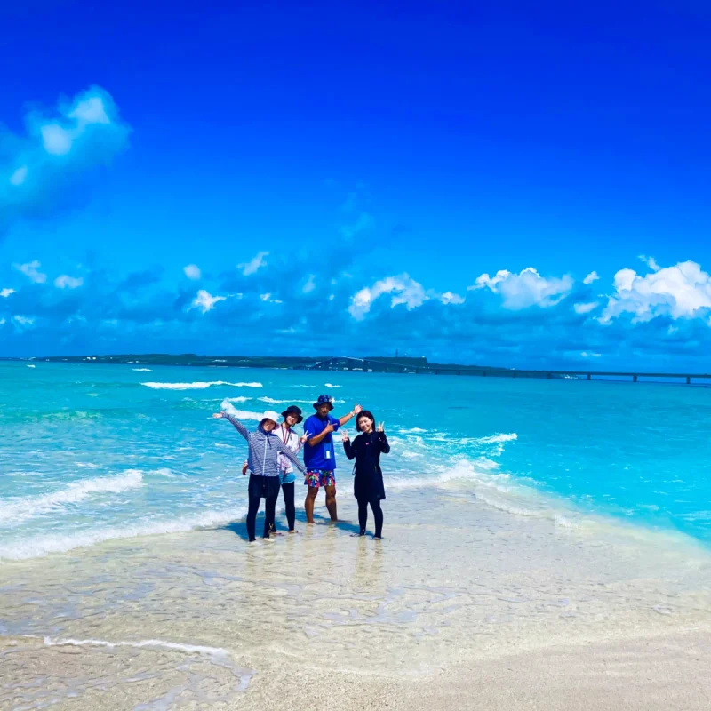 家族4人でユニの浜で写真