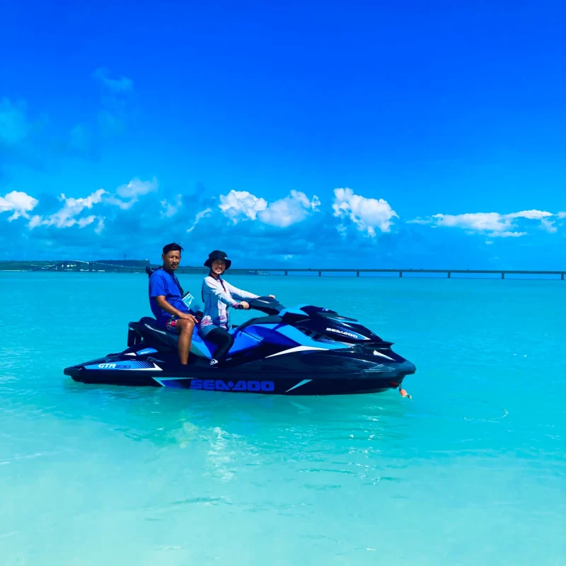 夫婦でユニの浜でジェットスキーに乗っている写真
